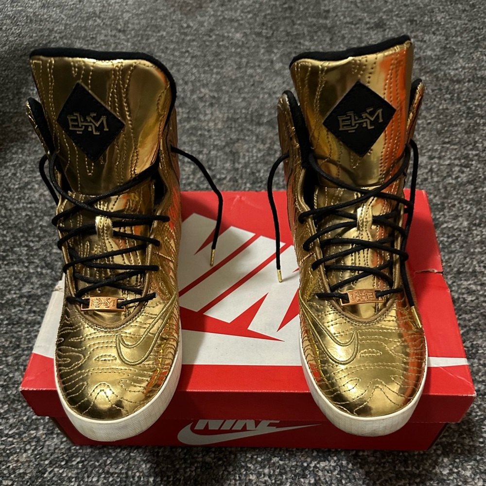 Lebron XI NSW lifestyle BHM QS. Color: metallic/gold/black
